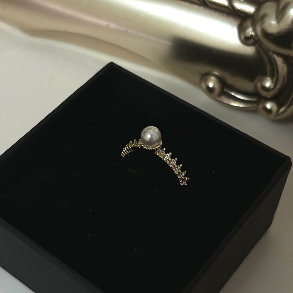 Mother of Pearl Crystal Ring